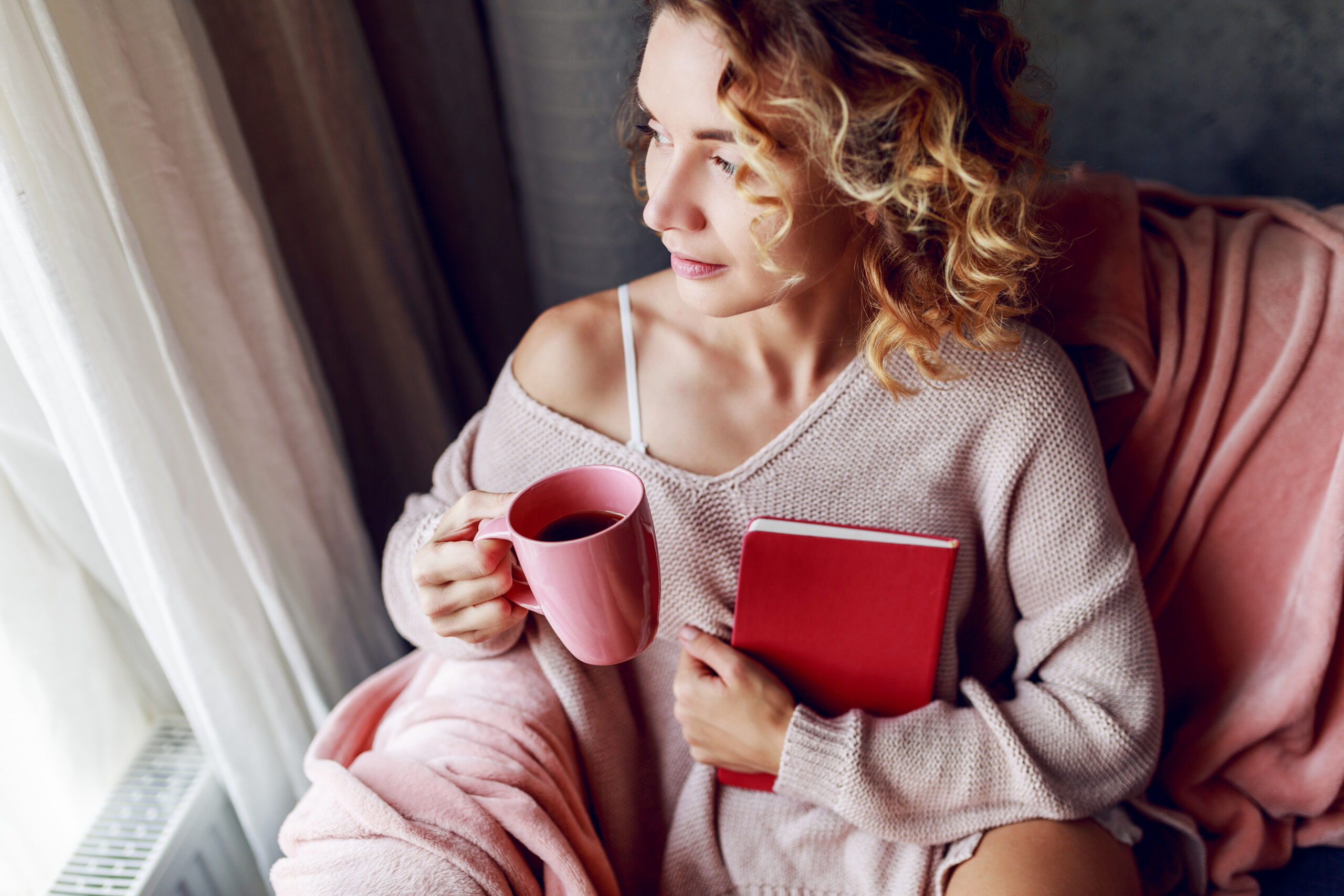 Femme lisant avec une tasse de café