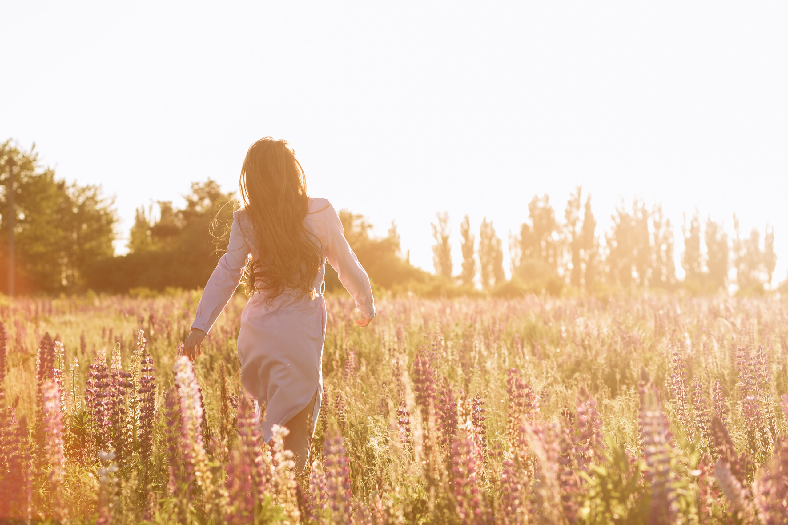 Femme au coucher de soleil